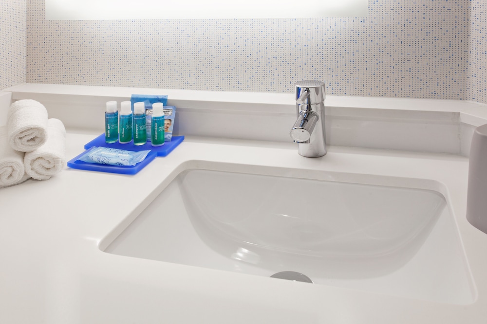 Holiday Inn Express West Los Angeles by IHG — Hotel rooms in Los Angeles, California