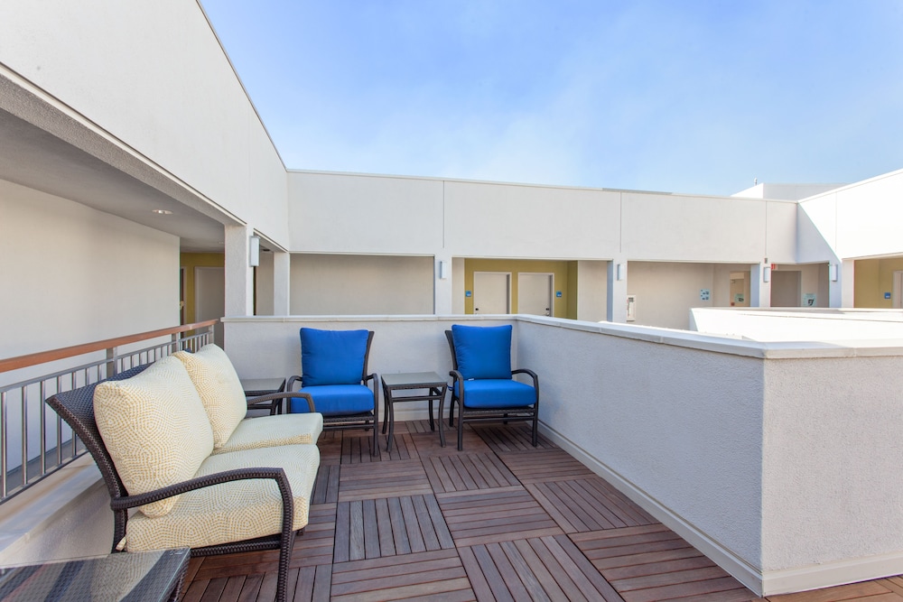 Holiday Inn Express West Los Angeles by IHG — Hotel building in Los Angeles, California