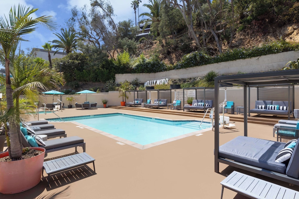 Hilton Garden Inn Los Angeles/Hollywood — Swimming pool in Los Angeles, California