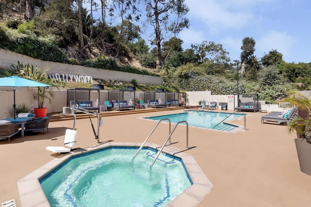 Hilton Garden Inn Los Angeles/Hollywood — Swimming pool in Los Angeles, California