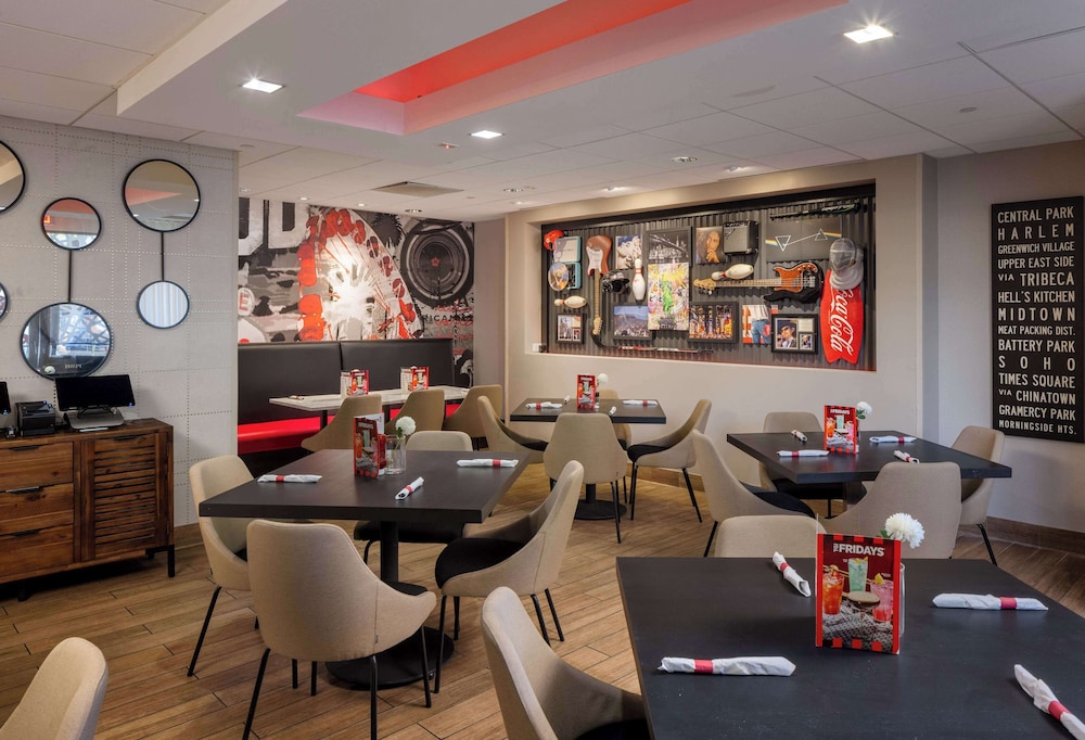 Hilton Garden Inn Los Angeles/Hollywood — Restaurant & bars in Los Angeles, California