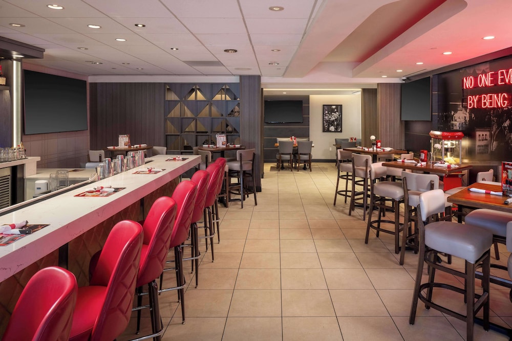 Hilton Garden Inn Los Angeles/Hollywood — Restaurant & bars in Los Angeles, California