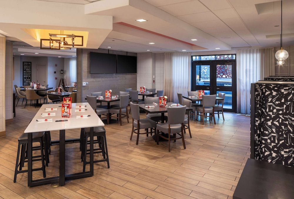 Hilton Garden Inn Los Angeles/Hollywood — Restaurant & bars in Los Angeles, California