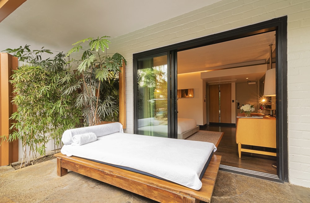 The Hollywood Roosevelt — Hotel rooms in Los Angeles, California