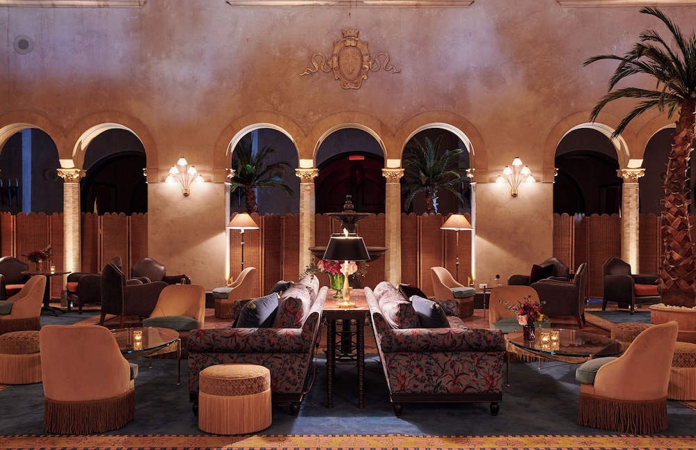 The Hollywood Roosevelt — Restaurant & bars in Los Angeles, California