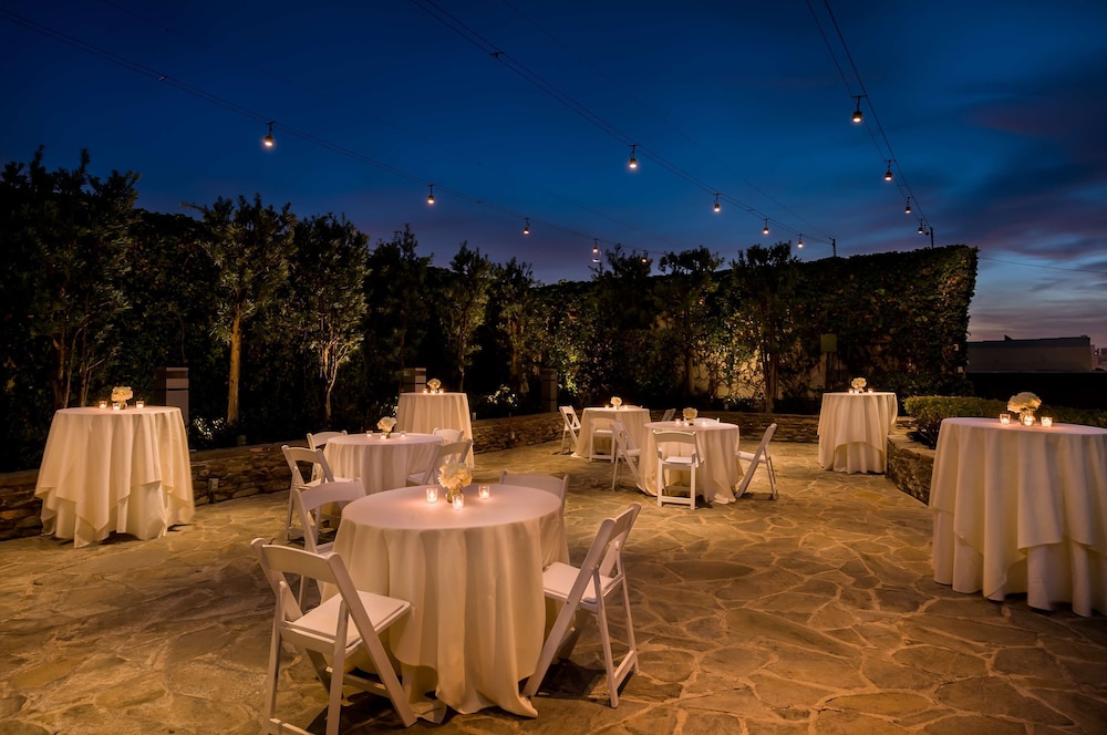 DoubleTree by Hilton Hotel Los Angeles Downtown — Restaurant & bars in Los Angeles, California
