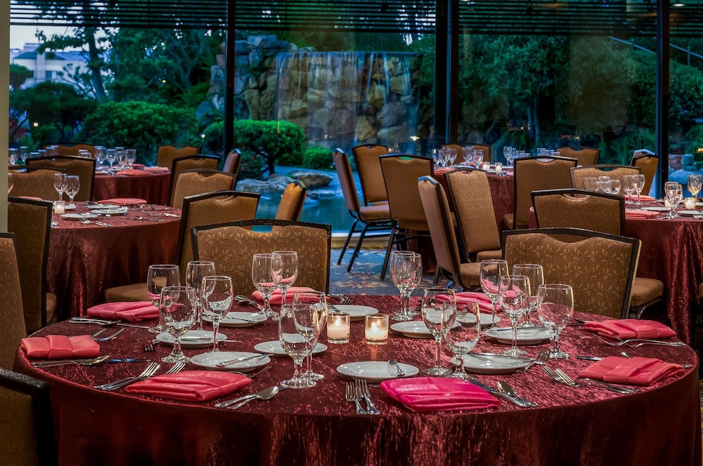 DoubleTree by Hilton Hotel Los Angeles Downtown — Restaurant & bars in Los Angeles, California