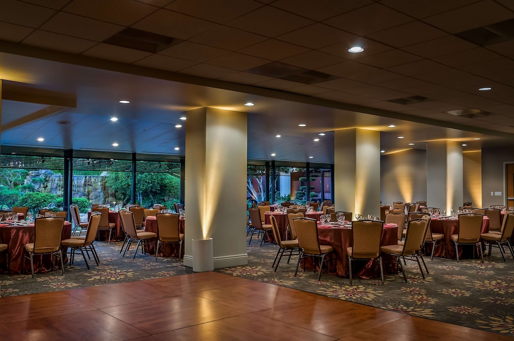 DoubleTree by Hilton Hotel Los Angeles Downtown — Restaurant & bars in Los Angeles, California