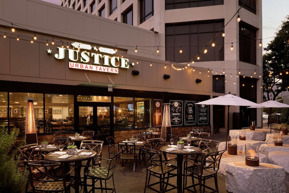 DoubleTree by Hilton Hotel Los Angeles Downtown — Restaurant & bars in Los Angeles, California