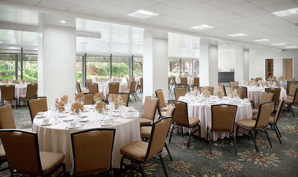 DoubleTree by Hilton Hotel Los Angeles Downtown — Restaurant & bars in Los Angeles, California