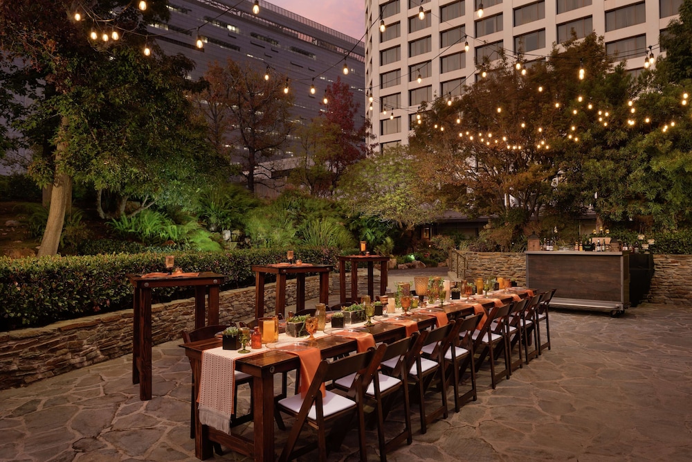 DoubleTree by Hilton Hotel Los Angeles Downtown — Restaurant & bars in Los Angeles, California