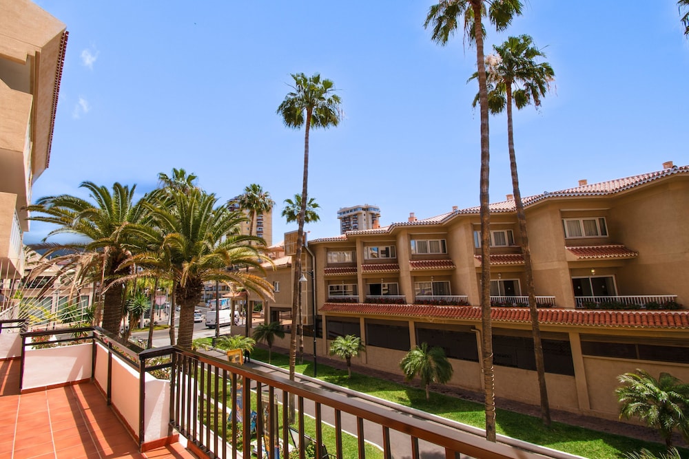 Coral Compostela Beach — Hotel building in Playa de las Americas, Canary Islands