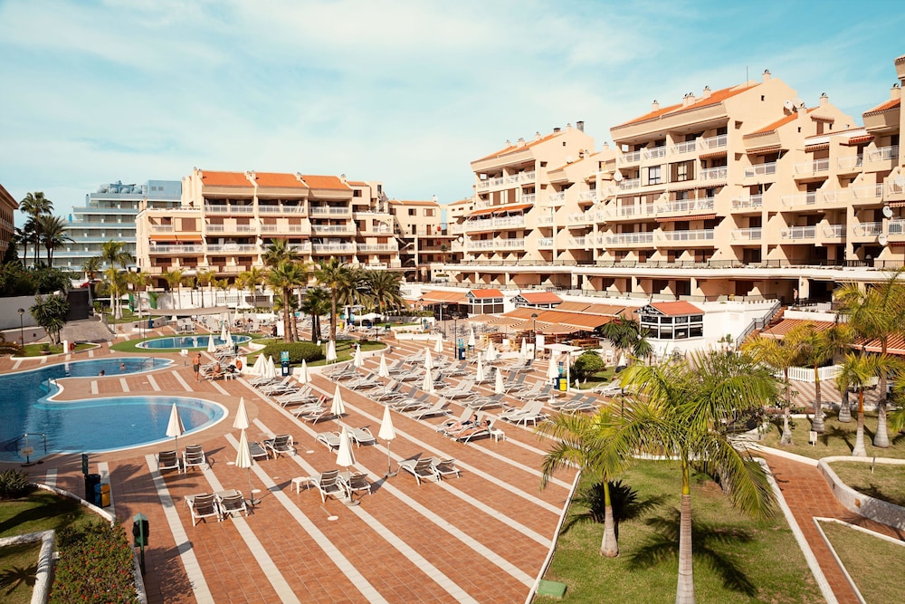 Coral Compostela Beach — Hotel building in Playa de las Americas, Canary Islands