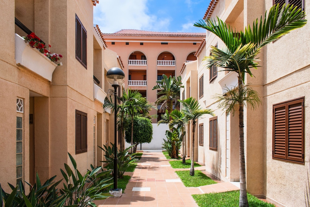 Coral Compostela Beach — Hotel building in Playa de las Americas, Canary Islands