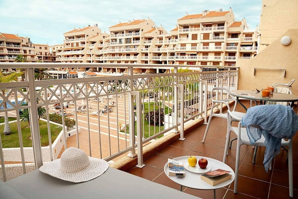 Coral Compostela Beach — Hotel building in Playa de las Americas, Canary Islands