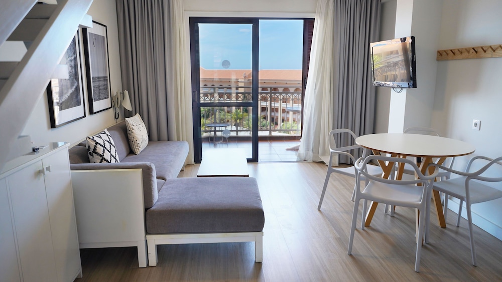 Coral Compostela Beach — Hotel rooms in Playa de las Americas, Canary Islands