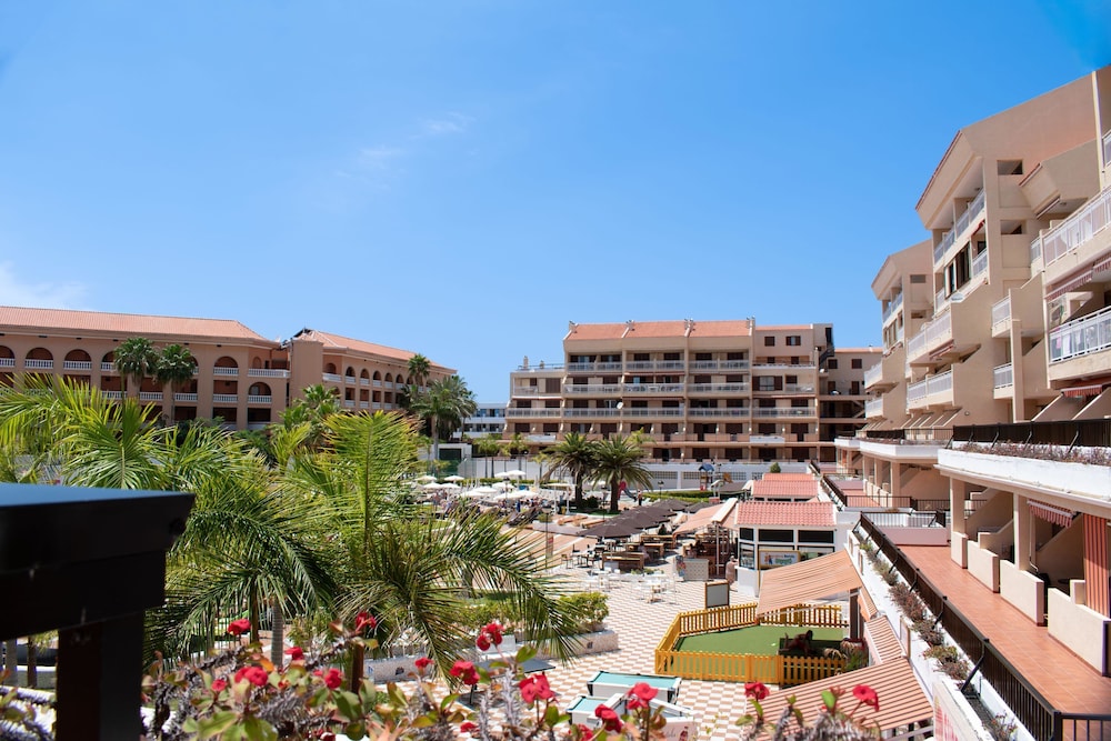Coral Compostela Beach — Hotel building in Playa de las Americas, Canary Islands
