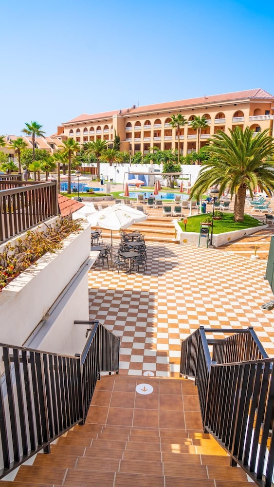 Coral Compostela Beach — Hotel building in Playa de las Americas, Canary Islands