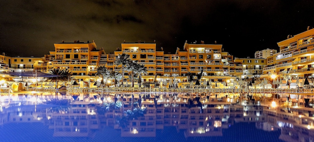Coral Compostela Beach — Hotel building in Playa de las Americas, Canary Islands
