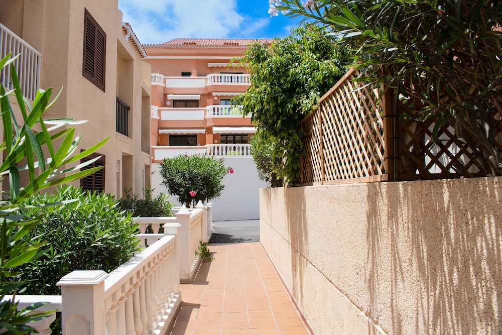 Coral Compostela Beach — Hotel building in Playa de las Americas, Canary Islands