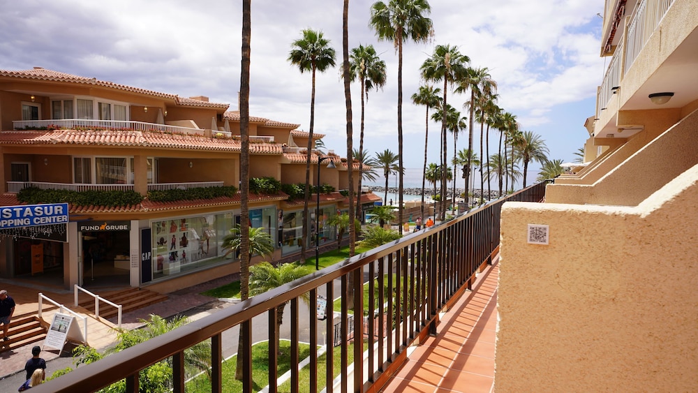 Coral Compostela Beach — Hotel building in Playa de las Americas, Canary Islands