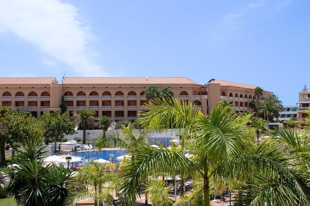 Coral Compostela Beach — Hotel building in Playa de las Americas, Canary Islands