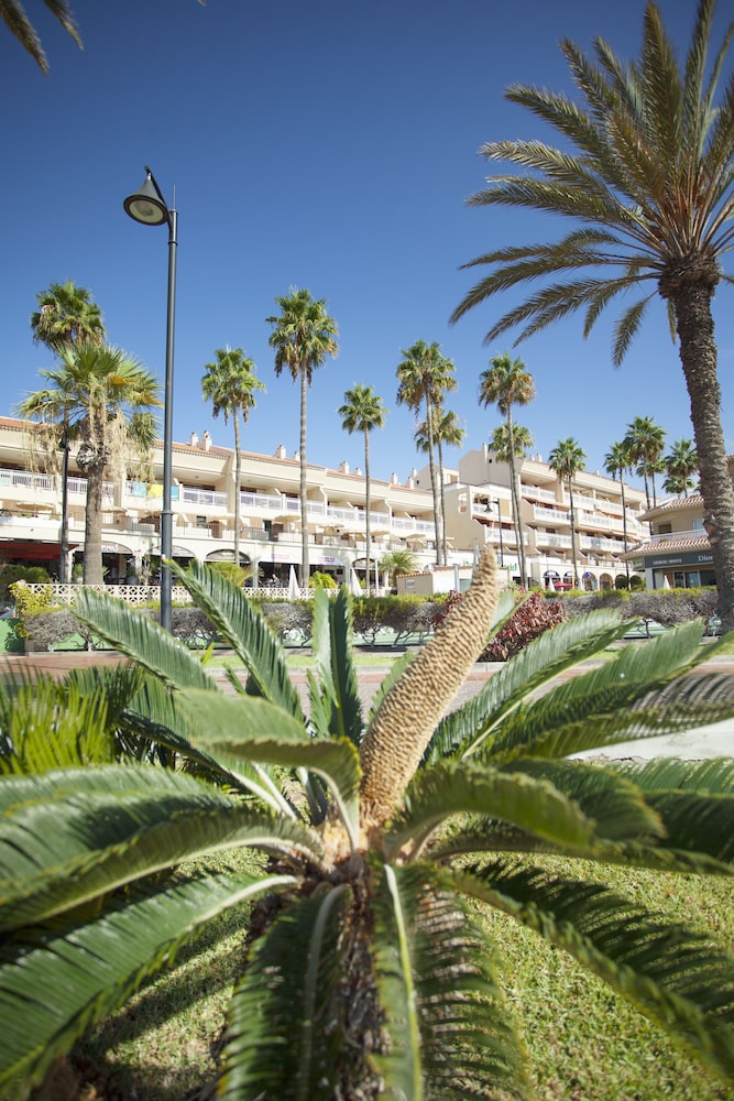 Coral Compostela Beach — Hotel building in Playa de las Americas, Canary Islands