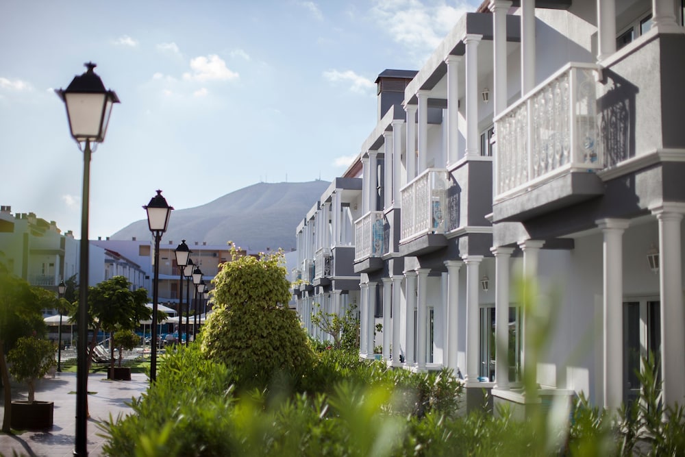 Coral Compostela Beach Golf — Hotel building in Playa de las Americas, Canary Islands