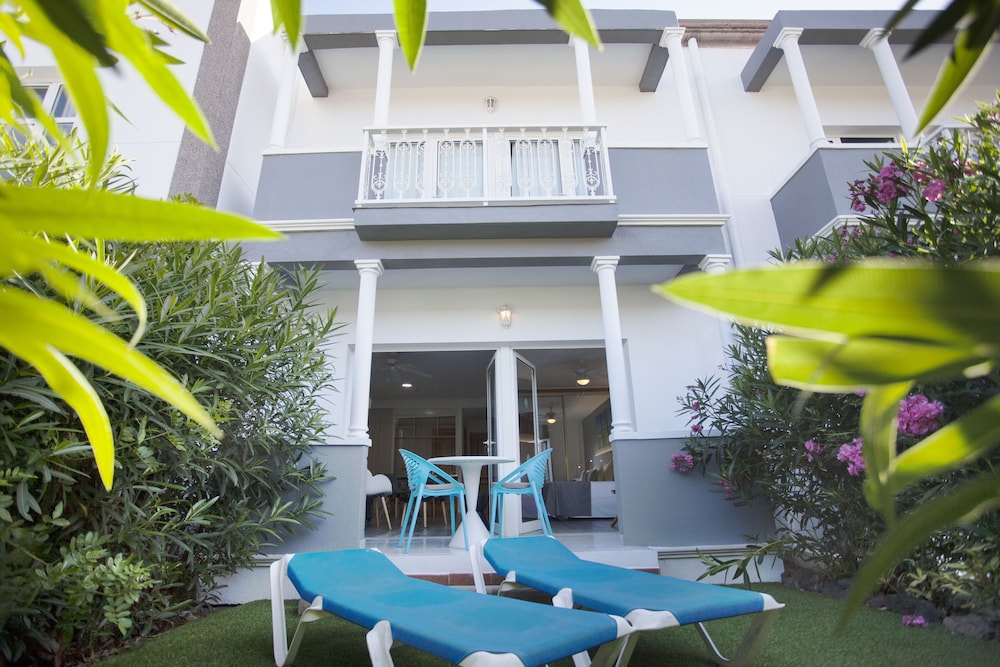 Coral Compostela Beach Golf — Hotel building in Playa de las Americas, Canary Islands