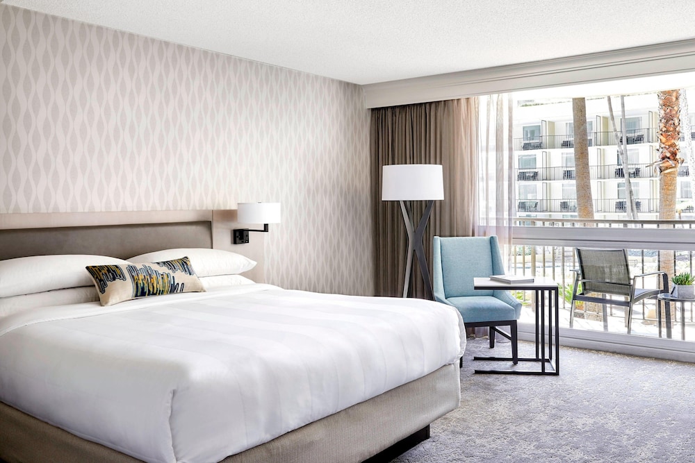 Los Angeles Airport Marriott — Hotel rooms in Los Angeles, California