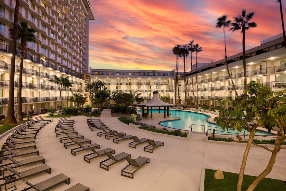 Los Angeles Airport Marriott — Swimming pool in Los Angeles, California