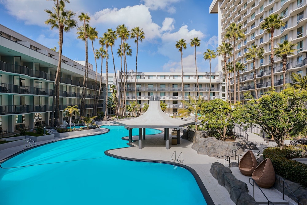 Los Angeles Airport Marriott — Swimming pool in Los Angeles, California