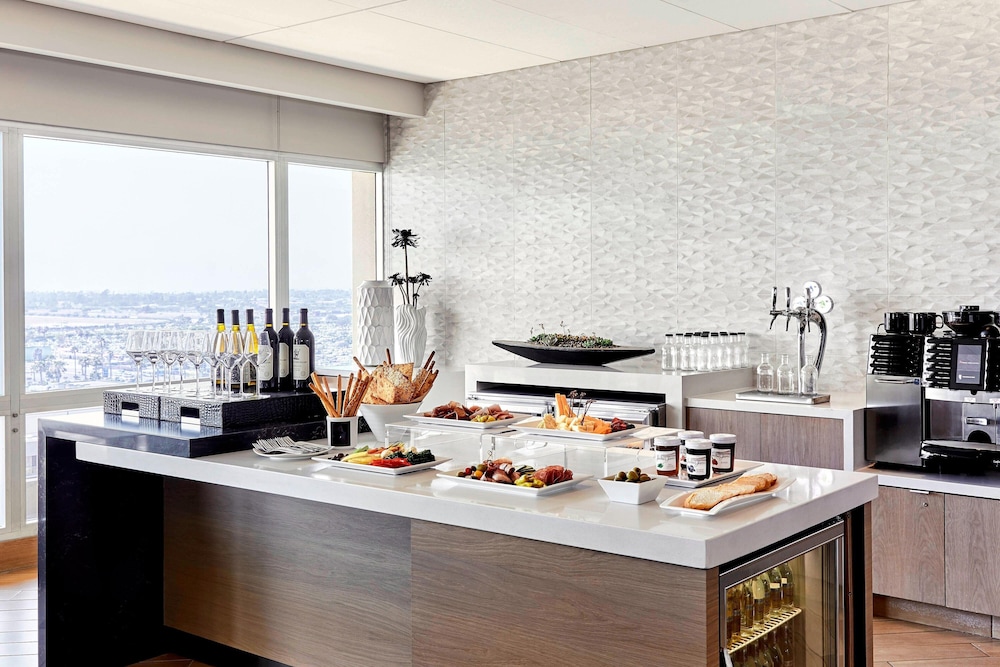 Los Angeles Airport Marriott — Hotel rooms in Los Angeles, California