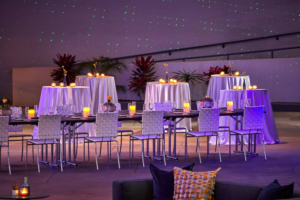 Los Angeles Airport Marriott — Restaurant & bars in Los Angeles, California