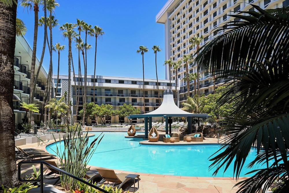 Los Angeles Airport Marriott — Swimming pool in Los Angeles, California