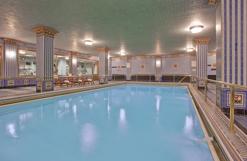The Biltmore Los Angeles — Swimming pool in Los Angeles, California