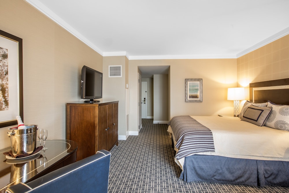 Omni Los Angeles Hotel at California Plaza — Hotel rooms in Los Angeles, California
