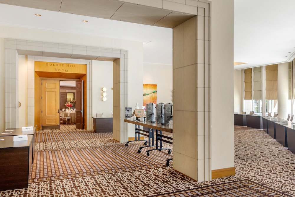Omni Los Angeles Hotel at California Plaza — Restaurant & bars in Los Angeles, California