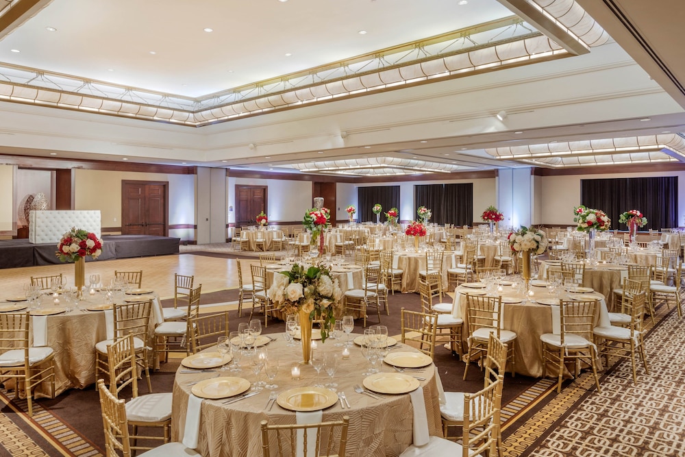 Omni Los Angeles Hotel at California Plaza — Hotel building in Los Angeles, California