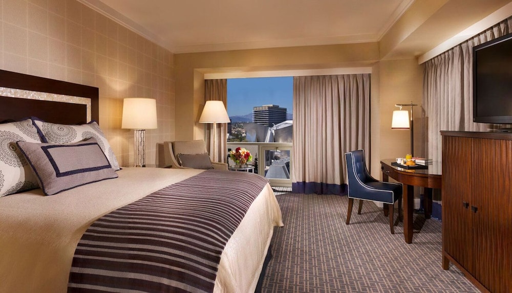 Omni Los Angeles Hotel at California Plaza — Hotel rooms in Los Angeles, California