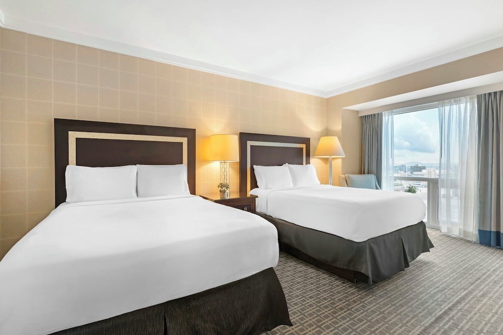 Omni Los Angeles Hotel at California Plaza — Hotel rooms in Los Angeles, California