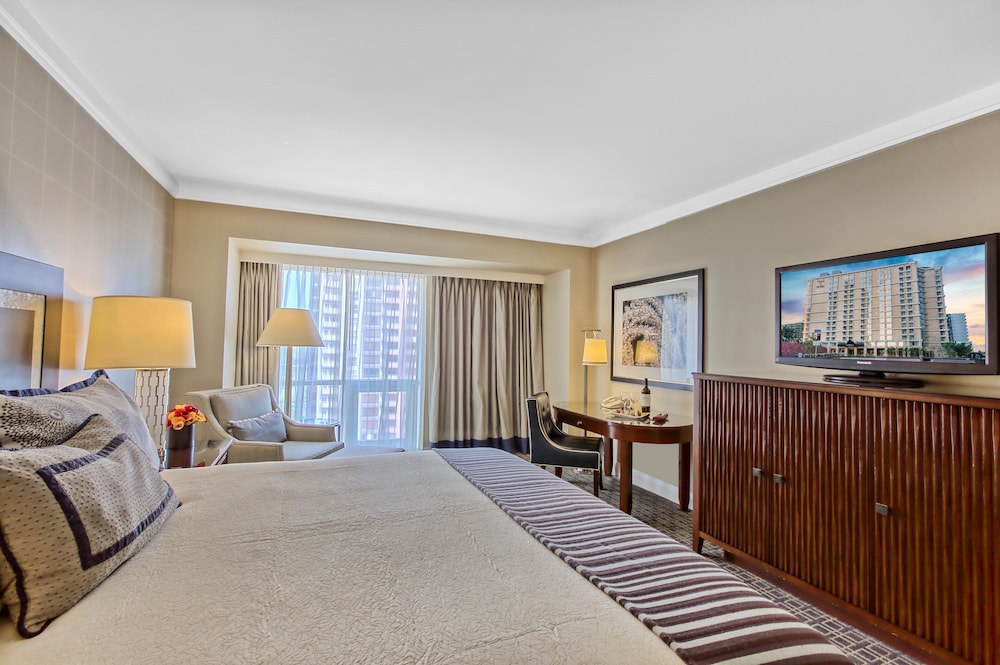 Omni Los Angeles Hotel at California Plaza — Hotel rooms in Los Angeles, California