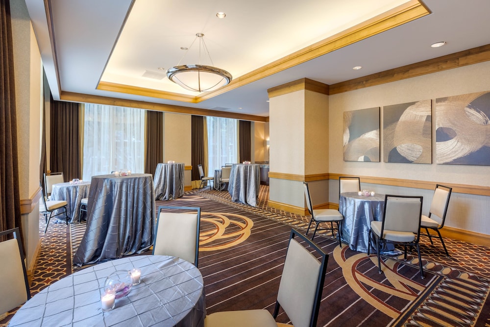 Omni Los Angeles Hotel at California Plaza — Restaurant & bars in Los Angeles, California