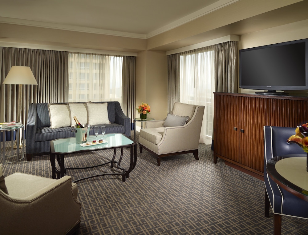 Omni Los Angeles Hotel at California Plaza — Hotel rooms in Los Angeles, California