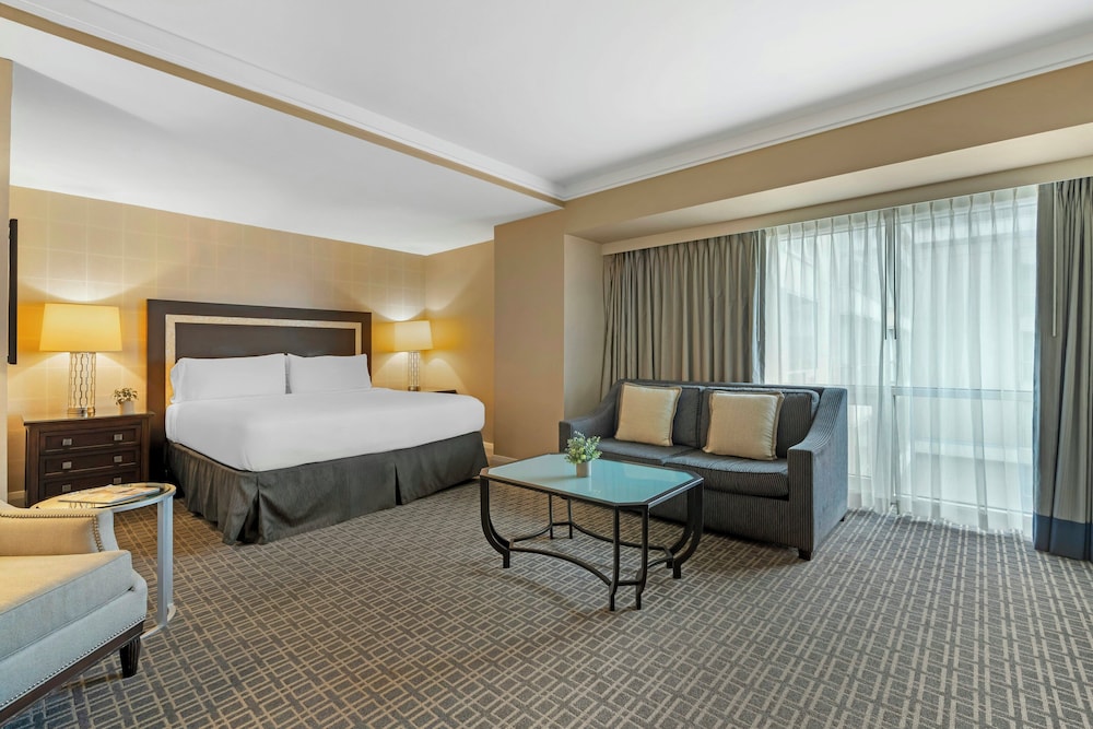 Omni Los Angeles Hotel at California Plaza — Hotel rooms in Los Angeles, California