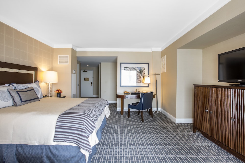 Omni Los Angeles Hotel at California Plaza — Hotel rooms in Los Angeles, California