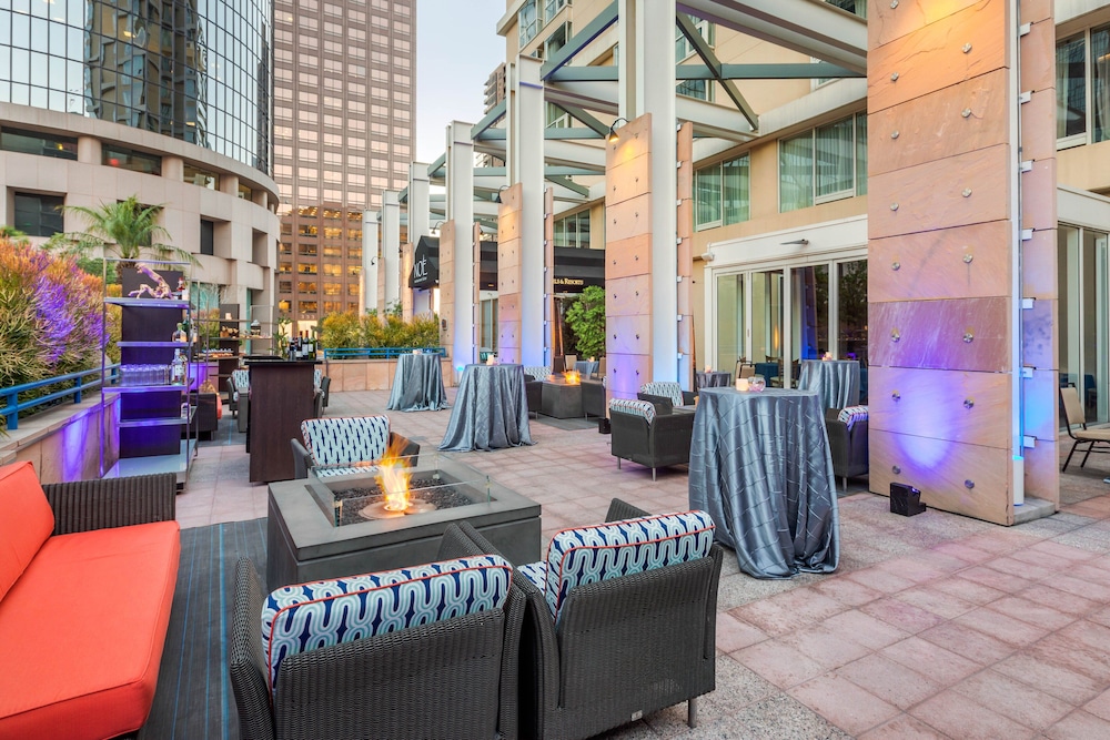 Omni Los Angeles Hotel at California Plaza — Restaurant & bars in Los Angeles, California