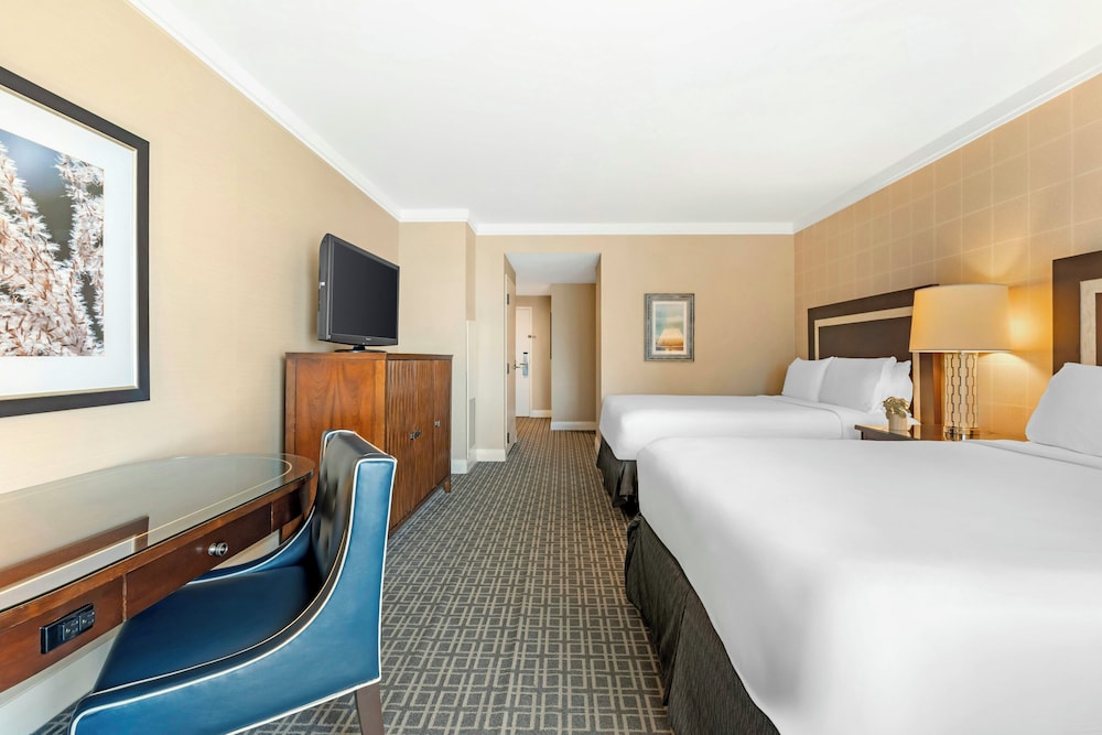 Omni Los Angeles Hotel at California Plaza — Hotel rooms in Los Angeles, California