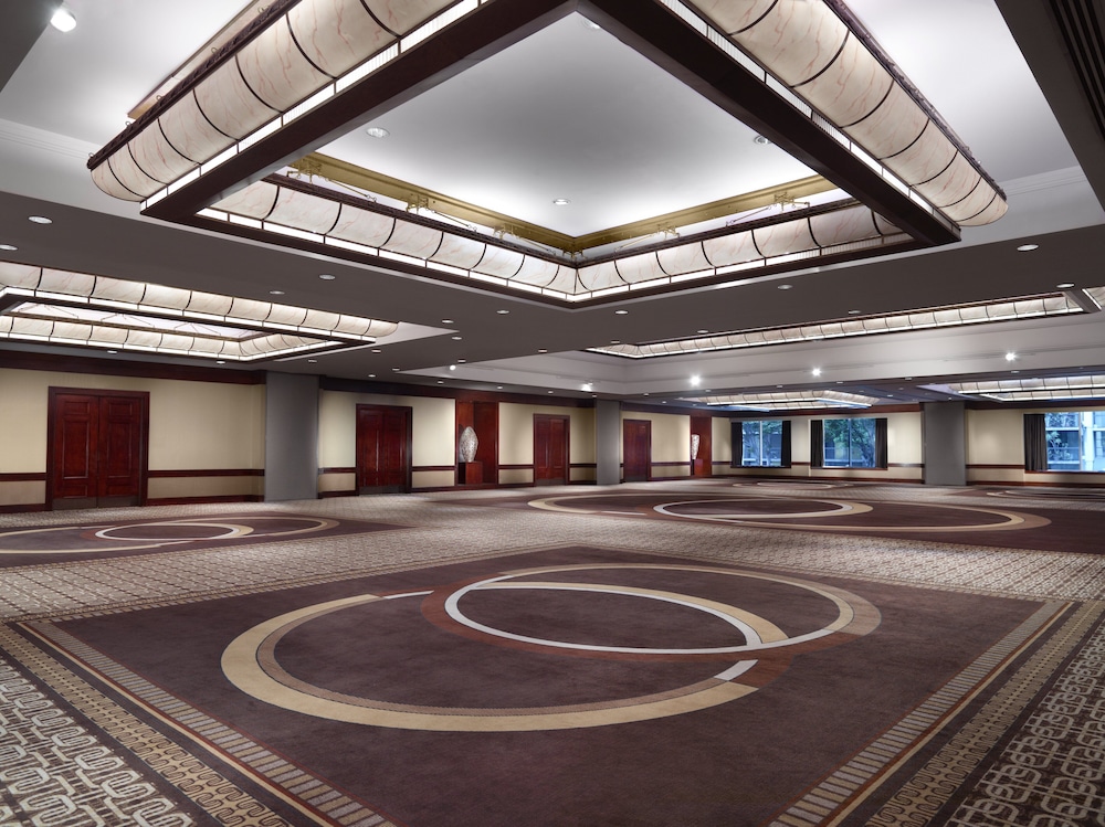 Omni Los Angeles Hotel at California Plaza — Hotel building in Los Angeles, California