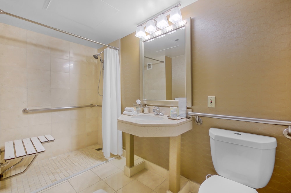 Omni Los Angeles Hotel at California Plaza — Hotel rooms in Los Angeles, California
